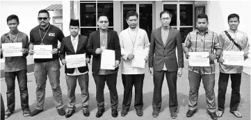  ??  ?? Azrul (fourth right) with Bersama members after lodging a police report yesterday.