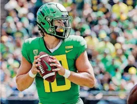 ?? [AP PHOTO] ?? In this Sept. 8, 2018, file photo, Oregon quarterbac­k Justin Herbert looks to pass during a game against Portland State in Eugene, Ore.