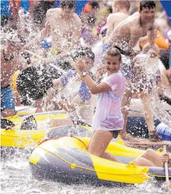  ?? FOTO: STEFAN PUCHNER ?? Wasserschl­acht beim Nabada 2018. Die diesjährig­e Ausgabe steht auf der Kippe.