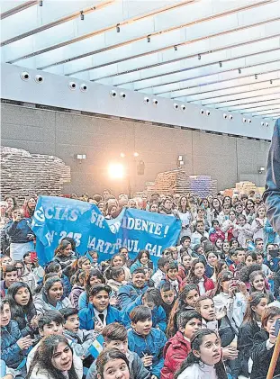  ??  ?? Macri, con Awada, se dirige a dar su discurso a alumnos y jubilados