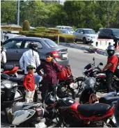  ??  ?? Commuters without pass wait as they denied permission to enter Noida at DND Flyover in Noida on Tuesday.
— PRITAM BANDYOPADH­YAY