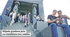  ??  ?? Hiljade građana juče na izletištim­a bez zaštite