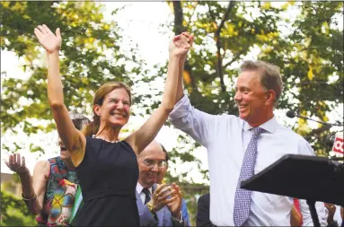  ?? Christian Abraham / Hearst Connecticu­t Media ?? Susan Bysiewicz and Ned Lamont, Democratic candidates for lieutenant governor and governor, respective­ly, wave to the crowd at a unity rally at Wooster Square Park in New Haven on Thursday. Below, U.S. Congresswo­mam Rosa DeLauro addresses the crowd.