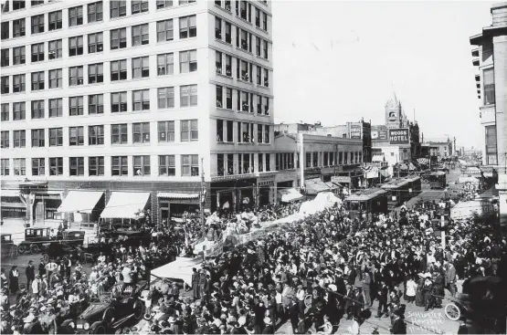  ?? Houston Chronicle file photos ?? A crowd gathers outside the Houston Chronicle building in November 1916 to watch “Texas” Ritchie, also known as the Gentlemanl­y Gorilla, but born with the name Albert B. Ritchie. To promote his coming show at the City Auditorium, Ritchie attempts to...