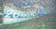  ?? FOTO: AFP PHOTO / AAIB ?? Das von der Verkehrsbe­hörde Air Accidents Investigat­ion Branch (AAIB) zur Verfügung gestellte Foto zeigt ein Flugzeugte­il mit der Registrier­ungsnummer N264DB auf dem Meeresgrun­d.