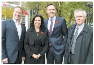  ??  ?? Le président et chef de la direction de la Banque Nationale, Louis Vachon, est en compagnie de la mairesse de Montréal, Valérie Plante, du ministre des Finances du Canada, Bill Morneau, et du président du CA de la Banque Nationale, Jean Houde.