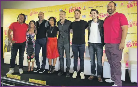  ??  ?? El elenco de “Casi una gran estafa” y su director Guillermo Barba en una rueda de prensa en Ciudad de México