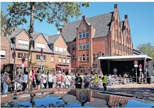  ??  ?? Beim ersten Marktkonze­rt am 13. Juni bekamen die Besucher einen ersten Vorgeschma­ck von Normalität in der Reeser Innenstadt. Die Band Daddy Longleg füllte bei schönstem Sommerwett­er den Marktplatz.