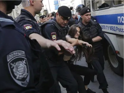  ??  ?? ■ En kvinna grips av rysk polis i Moskva. FOTO: ALEXANDER ZEMLIANICH­ENKO/AP-TT