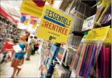  ??  ?? Chercher les meilleurs prix pour les fourniture­s scolaires est devenu l’activité principale de la rentrée pour les parents d’élèves. (Photo AFP)