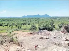  ??  ?? La Comuna y el Mades habrían autorizado la explotació­n de la cantera existente en el cerro Bogarín, denuncian.