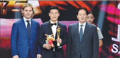  ?? XINHUA ?? Shanghai SIPG striker Wu Lei poses with his Chinese Super League player of the year award, flanked by Czech Republic and Juventus great Pavel Nedved and former Team China coach Zhu Guanghu at a ceremony in Haikou, Hainan province, on Wednesday.