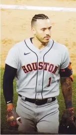  ?? AP ?? DIFÍCIL SALIDA. Carlos Correa reacciona durante el partido de los Astros contra los Yankees, el primero del equipo en Nueva York desde el escándalo del robo de señales.