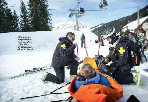  ??  ?? Une équipe de pisteurs secouriste­s d’avoriaz évacuent un skieur blessé.