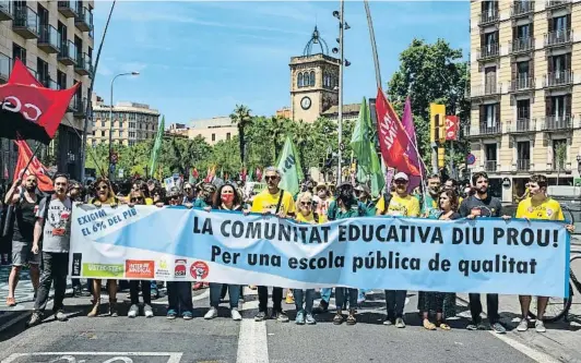  ?? /Fbar raelo ?? La protesta del sector educativo partió de la plaza Universita­t hasta el Arc de Triomf y reunió a unas 1.100 personas