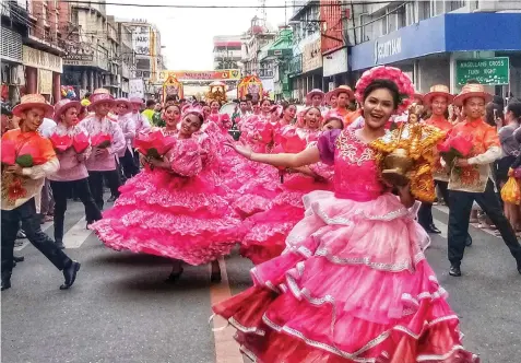  ?? Aldo Nelbert Banaynal ?? Dancers from the University of the Visayas perform on the street during the Sinulog 2018 Opening Parade.
