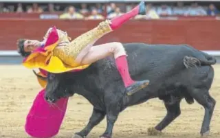  ?? // EFE ?? DISPUESTO A MORIR Adrián de Torres, con un gran concepto y valor de verdad, resultó cogido por el primer toro y dio una vuelta al ruedo de peso.