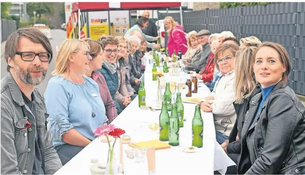  ?? FOTO: N. PRÜMEN ?? Die Nachbarsch­aft an der Breslauer Straße kam zahlreich zum ersten Quartiersf­est. Auch der Nieselrege­n störte die Teilnehmer nicht.