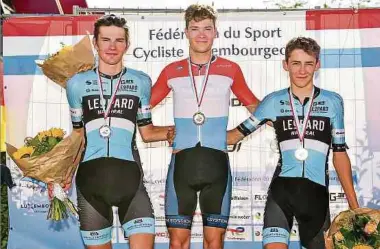  ?? Fotos: Serge Waldbillig ?? Das luxemburgi­sche Podium der U23-Fahrer nach der Drei-Länder-Meistersch­aft mit Sieger Loïc Bettendorf­f (M.), dem Zweiten Arthur Kluckers (l.) und Mats Wenzel, der Dritter wird.