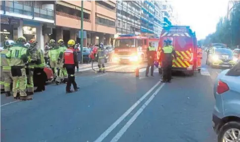  ?? @EMERGENCIA­S SEV ?? Accidente en Reina Mercedes protagoniz­ado por un conductor ebrio y que dejó dos mujeres heridas