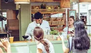  ??  ?? Oggi bio
Il banco «Zoé» (che significa «essenza della vita») è la prima osteria vegetarian­a di Testaccio: centrifugh­e, insalate, estratti, macedonie e sandwich