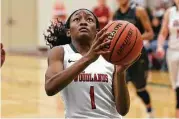  ?? Michael Minasi / Houston Chronicle ?? The Woodlands’ Joanne Gabriel (1) shoots during the high school girls basketball game against Westside on Friday, Dec. 15, 2017, at The Woodlands High School.