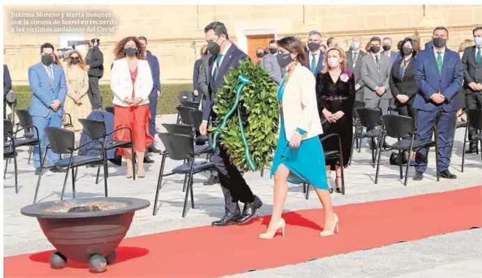  ??  ?? Juanma Moreno y Marta Bosquet con la corona de laurel en recuerdo a las víctimas andaluzas del Covid