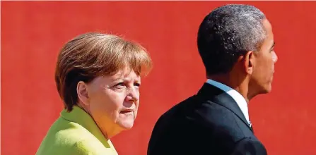  ?? FOTO: AFP ?? Ob er die skeptische­n Deutschen überzeugen kann? Kanzlerin Angela Merkel kämpft Seite an Seite mit US-Präsident Barack Obama für das Handelsabk­ommen TTIP. Bei der Begrüßung des hohen Gastes in Hannover wirkte sie gestern aber ziemlich sorgenvoll.