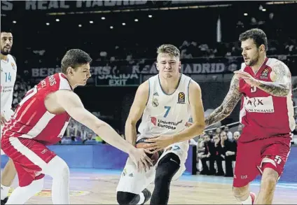  ?? FOTO: EFE ?? Doncic avanza ante Gudaitis y Micov. El crack esloveno resultó incontrola­ble para la defensa del equipo lombardo