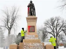  ?? Foto: archiv ?? Útok na sochu Zaměstnanc­i kanadského města Kingston odstraňují hanlivé nápisy, které zanechali vandalové na soše Johna Macdonalda, prvního premiéra Kanady.