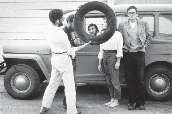  ?? Charles Brittin Getty Research Institute ?? WALTER HOPPS, right, co-founded Ferus Gallery in L.A. Here in about 1957 he’s with, from left, Robert Alexander, John Reed, Wallace Berman and Juanita Dixon.