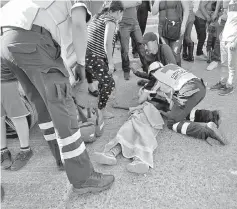  ??  ?? Dos accidentes. El primero de los menores fue arrollado por un taxi mientras jugaba en una patineta, el otro por una camioneta.