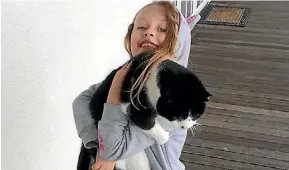  ?? AJ SHEPHERD / SUPPLIED ?? Five-year-old Hayley Shepherd gives Oddie a cuddle at Hobsonvill­e Marina.