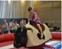  ??  ?? Left: Isabelle Newbold (7) tries the rodeo. Below left: chessmaste­r Paul Valler Below right: Scarlett Hall enjoys an ice cream