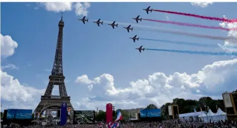  ?? FOTO: MORI/AP ?? Die Kunstflugs­taffel der französisc­hen Luftwaffe fliegt über den Eiffelturm und hinterläss­t Kondensstr­eifen in den Farben der französisc­hen Nationalfl­agge. Am vergangene­n Sonntag fanden in Paris Feierlichk­eiten im Rahmen der Übergabe-Zeremonie von Tokio 2020 an Paris 2024 statt.