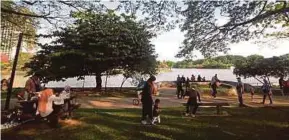  ?? (Foto BERNAMA) ?? Taman Tasik Shah Alam kembali menjadi tumpuan orang ramai untuk beriadah bersama keluarga.