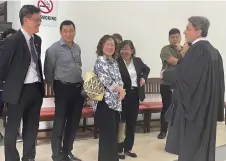  ?? ?? Shankar (right) is seen with Dr Sim’s wife Datin Amar Enn Ong Siok Ean (third left), Padawan Municipal Council chairman Tan Kai (left) and others outside the courtroom.