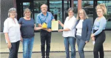  ?? FOTO: SCHULE ?? Übergabe des Spendensch­ecks durch die Näherinnen (von links): Maria Lengl, Susanne Kelberg-Schuler, Rektor Bernhard Straile, Initiatori­n Maria Sieber, Cornelia Reichert und Selina Nowak von der Gemeindeve­rwaltung.