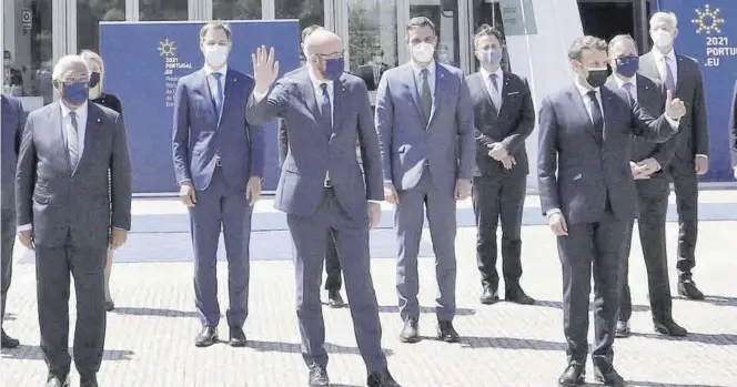  ?? LAVANDEIRA JR / EFE ?? Foto de familia de los presidente­s de la UE tras la reunión, ayer, del Consejo Europeo en Oporto, con Sánchez en segunda fila tras Charles Michel y Macron.