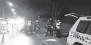  ??  ?? Ops Mabuk IPD Padawan di Batu 5, Jalan Penrissen awal pagi Sabtu.