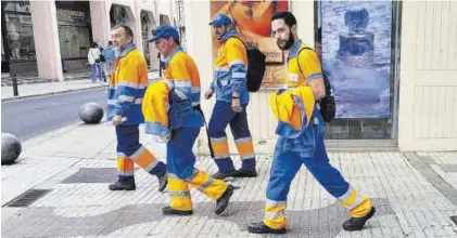  ?? EL PERIÓDICO ?? Operarios del servicio de recogida de basura y limpieza viaria en una fotografía de archivo