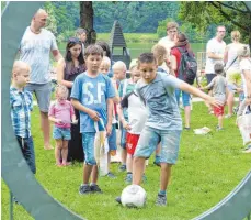  ?? FOTO: MARTIN BAUCH ?? Auch Torwandsch­ießen war ein Hit bei den Kindern.