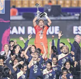  ??  ?? Las Águilas celebraron en grande su coronación en el Universita­rio.