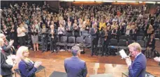  ?? FOTO: THIELE/ OH ?? Stehend applaudier­ten die meisten der 800 Lehrer in Fellbach Andreas Stoch ( vorn Mitte) bei dessen letztem größeren Auftritt als Kultusmini­ster.