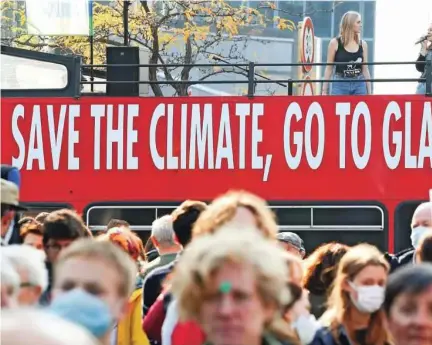  ?? Foto Yves Herman/Reuters ?? Za rešitev podnebja korakajo tudi v Bruslju, ne samo v Glasgowu, kjer se bo zbralo 25.000 udeležence­v konference COP26.