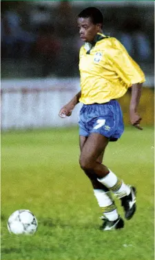  ??  ?? Left and above
Dener dazzles for Brazil’s U23 team in a qualifier for the ’ 92 Olympics