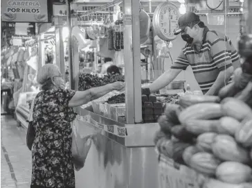  ?? FOTO: EL DEBATE ?? > Comerciant­e del mercado Garmendia vendiendo su producto.