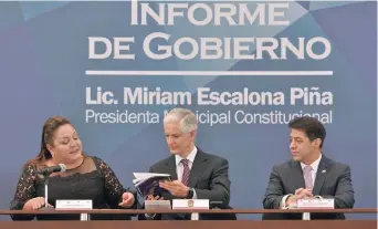  ??  ?? El gobernador Alfredo del Mazo asistió al Tercer Informe de Gobierno del ayuntamien­to de Melchor Ocampo, y a la toma de protesta de Miriam Escalona Piña, reelecta como presidenta municipal para el periodo 2019-2021.