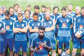  ?? FOTO: DPA ?? „Fuck Racism“– Nicht nur die Mannschaft steht derzeit geschlosse­n hinter Jimmy Durmaz (vorn).