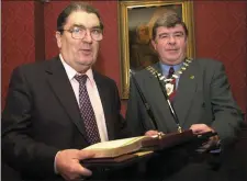  ?? Photo by Michelle Cooper Galvin ?? Chairman Killarney UDC Cllr Sean Counihan presenting a personalis­ed hand-writing set to John Hume MEP during a civic reception at the Killarney Park Hotel.